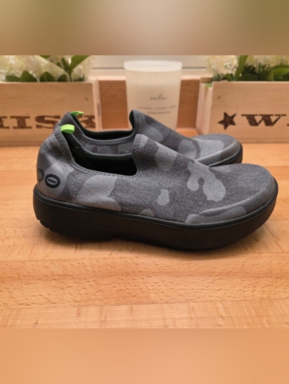 OOFOS OOmg eeZee Low Recovery Shoes Gray Camouflage Womens Size 6